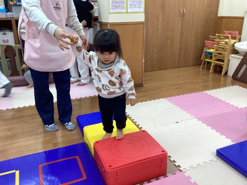 1月運動プログラムの様子(いるか・階段ブロック)