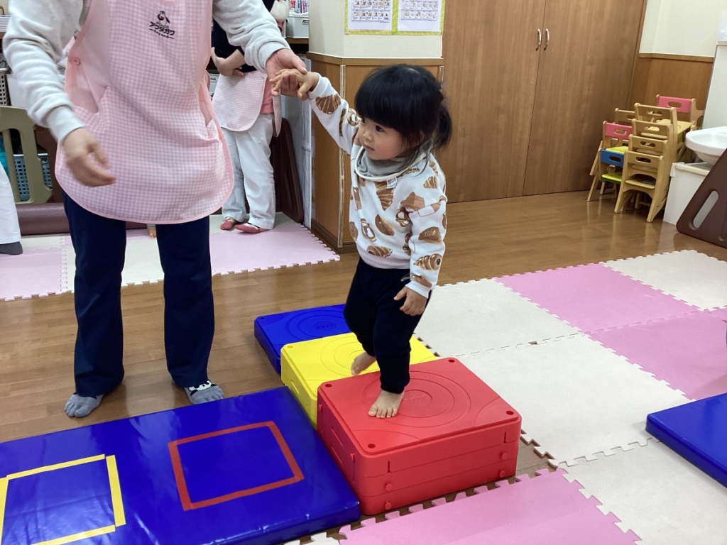 1月運動プログラムの様子(いるか・階段ブロック)