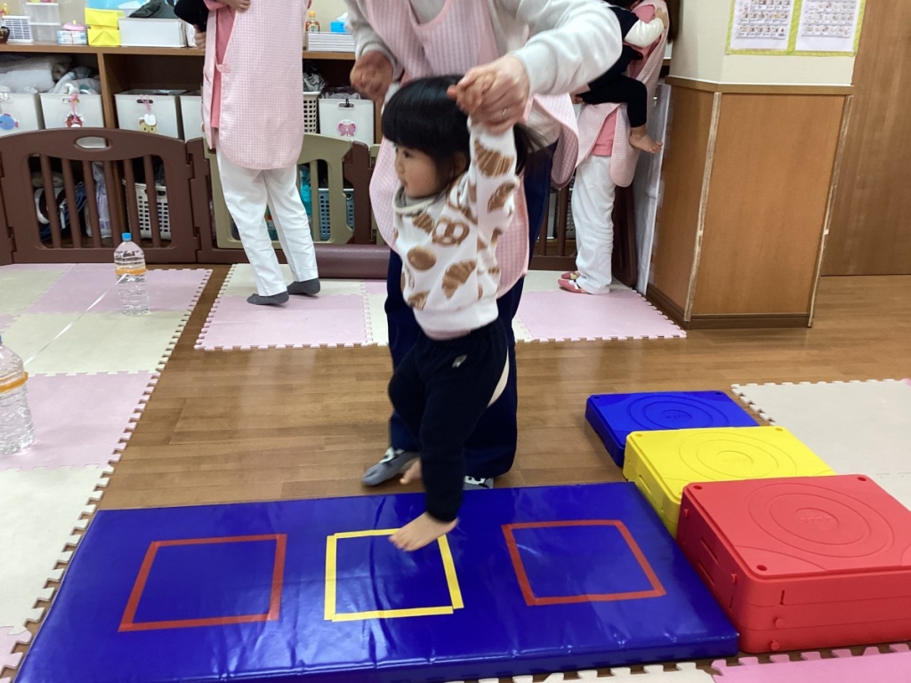 1月運動プログラムの様子(いるか・ジャンプ)