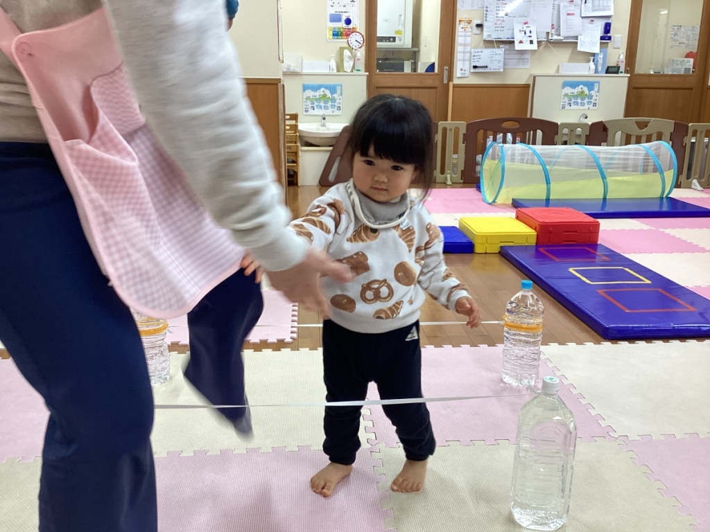 1月運動プログラムの様子(いるか・ゴム跨ぎ)
