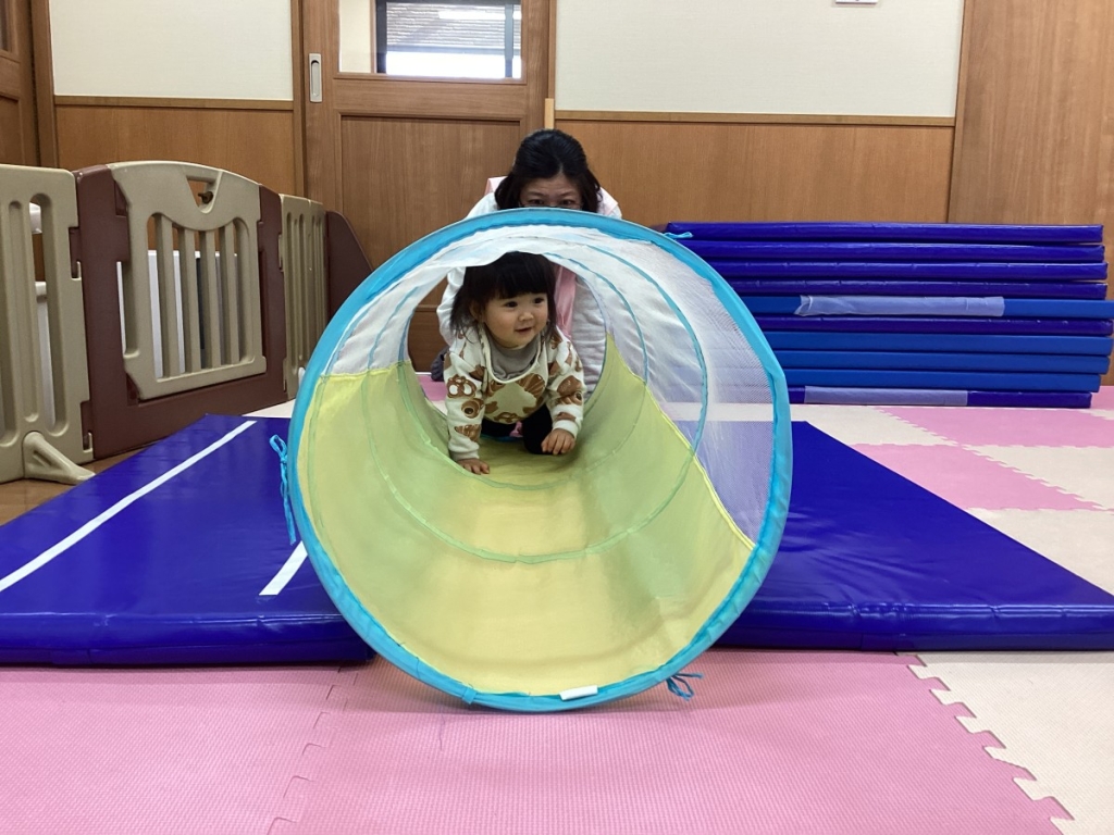 1月運動プログラムの様子(いるか・トンネル)