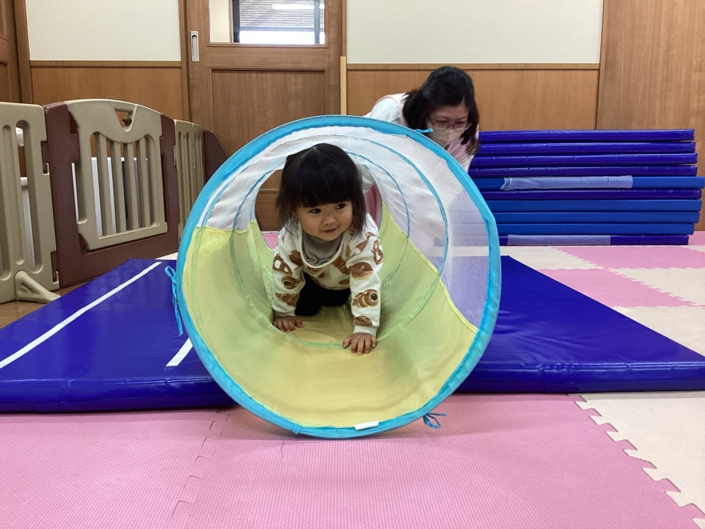 1月運動プログラムの様子(いるか・トンネル)