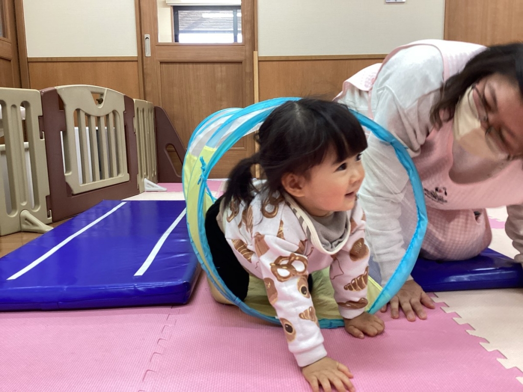 1月運動プログラムの様子(いるか・トンネル)