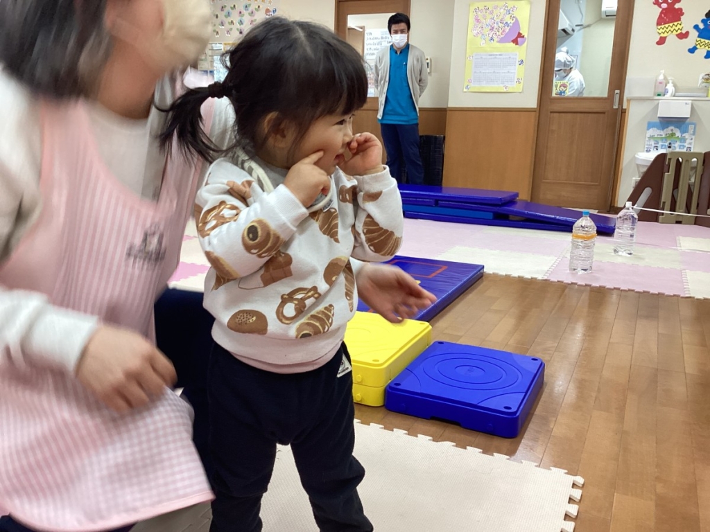 1月運動プログラムの様子(いるか・ポーズ)