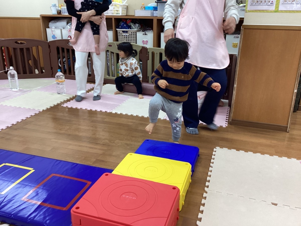 1月運動プログラムの様子(いるか・階段ブロック)