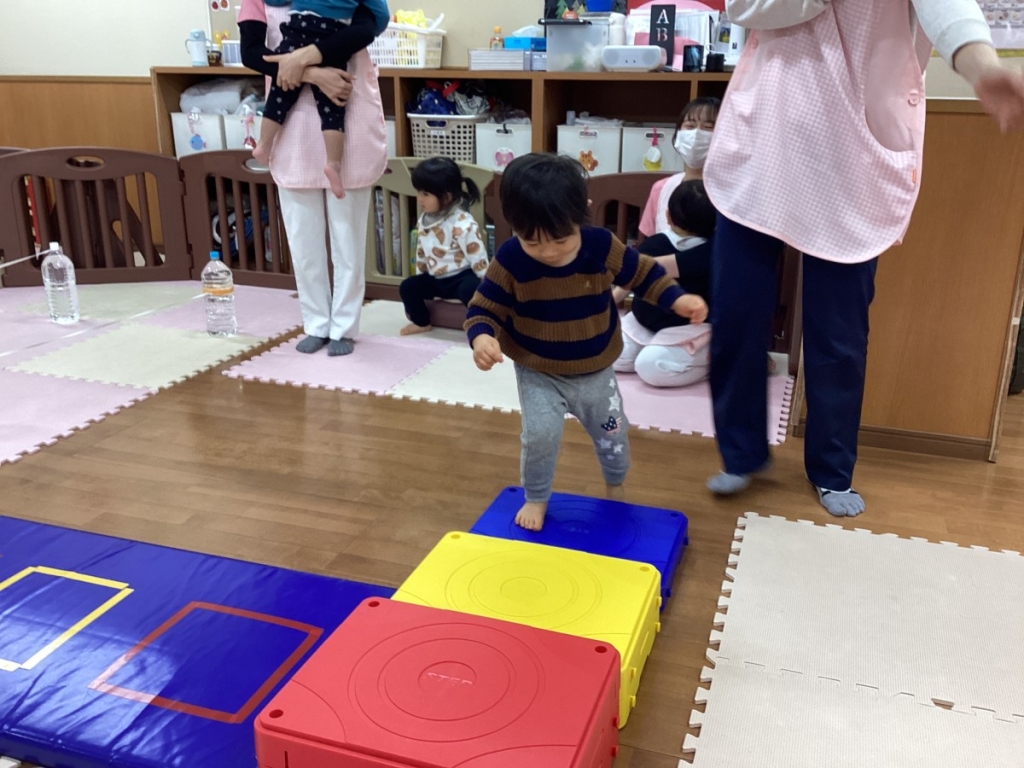 1月運動プログラムの様子(いるか・階段ブロック)