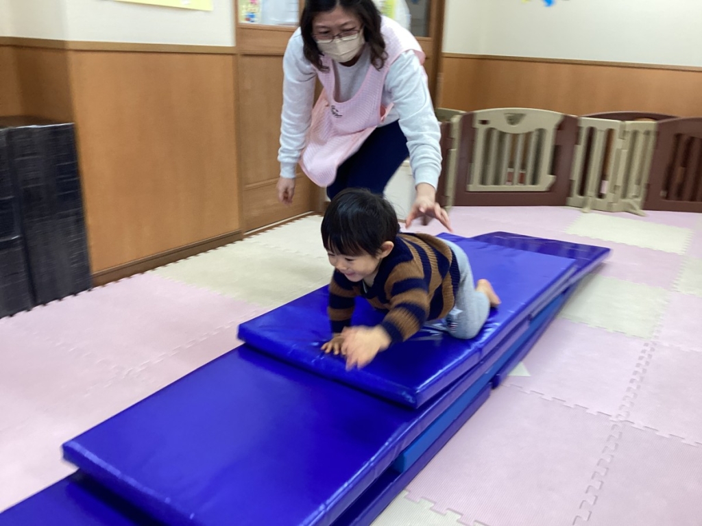 1月運動プログラムの様子(いるか・マット歩行)