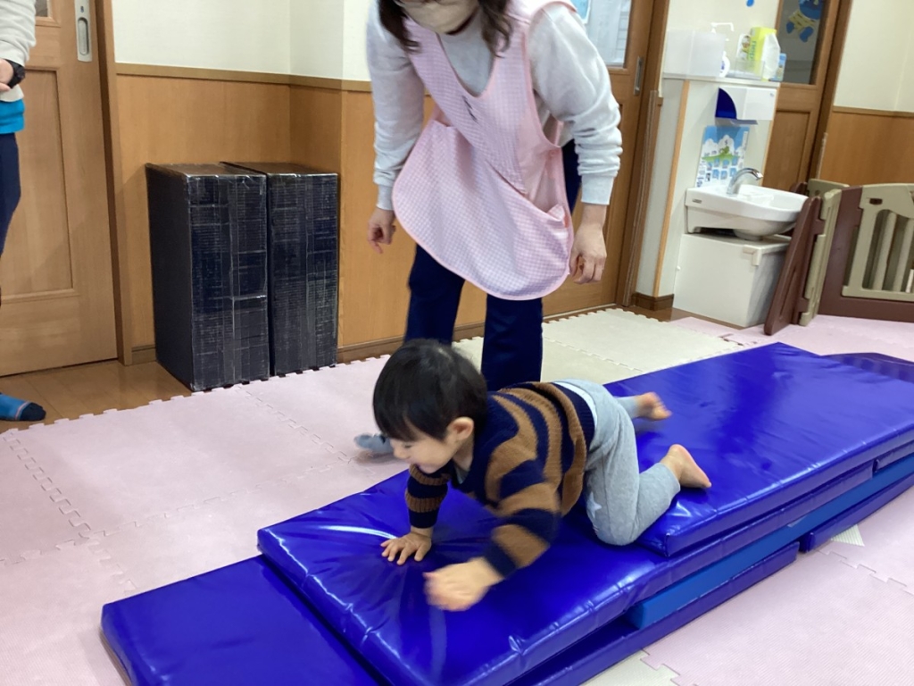 1月運動プログラムの様子(いるか・マット歩行)