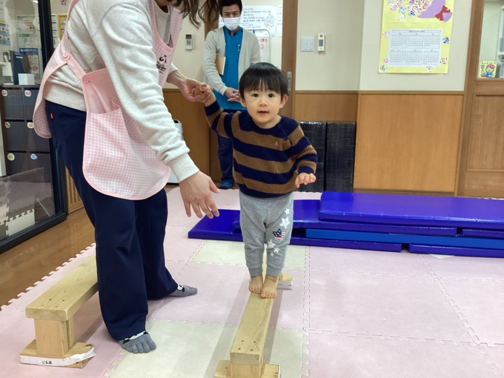 1月運動プログラムの様子(いるか・平均台)