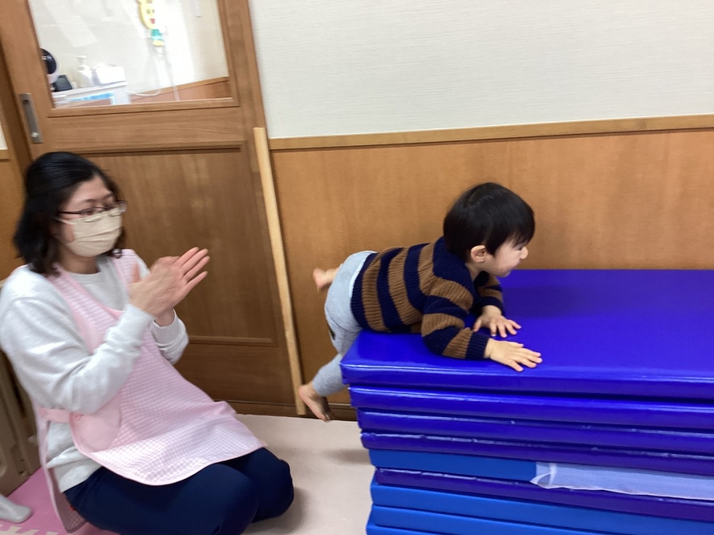 1月運動プログラムの様子(いるか・10段マット上り下り)