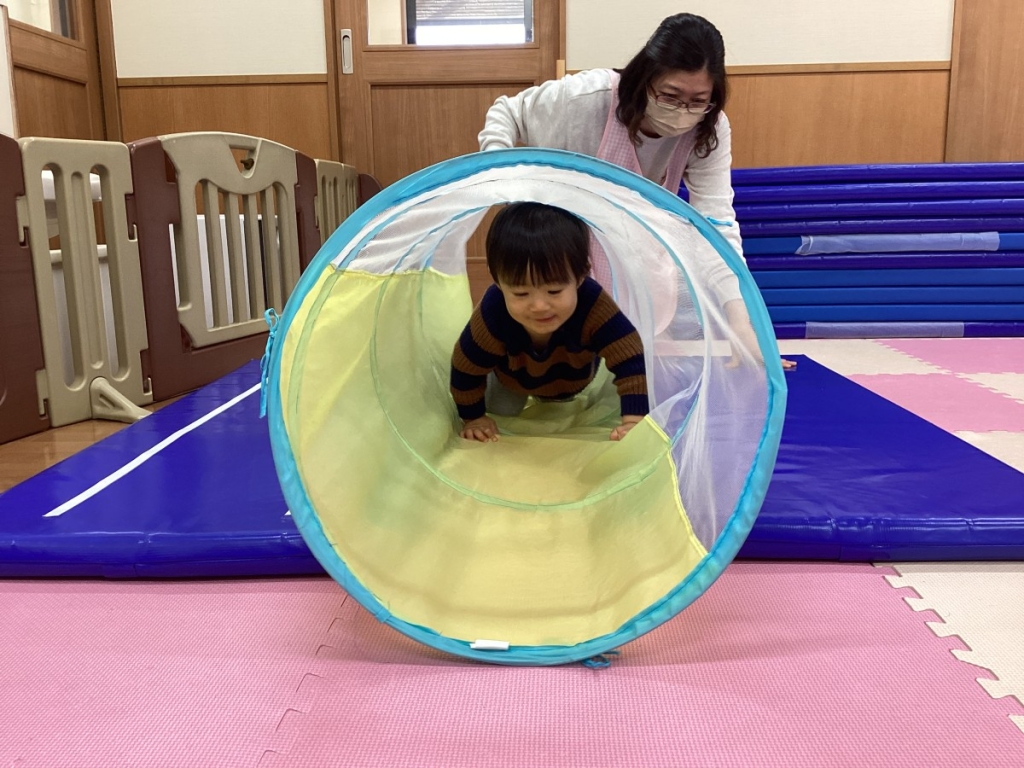1月運動プログラムの様子(いるか・トンネル)