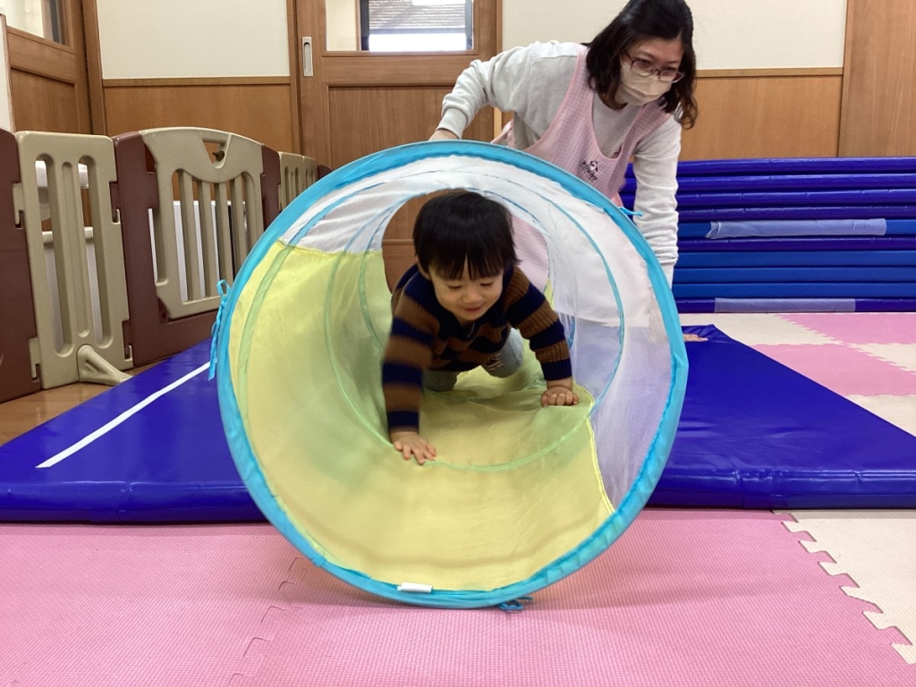 1月運動プログラムの様子(いるか・トンネル)