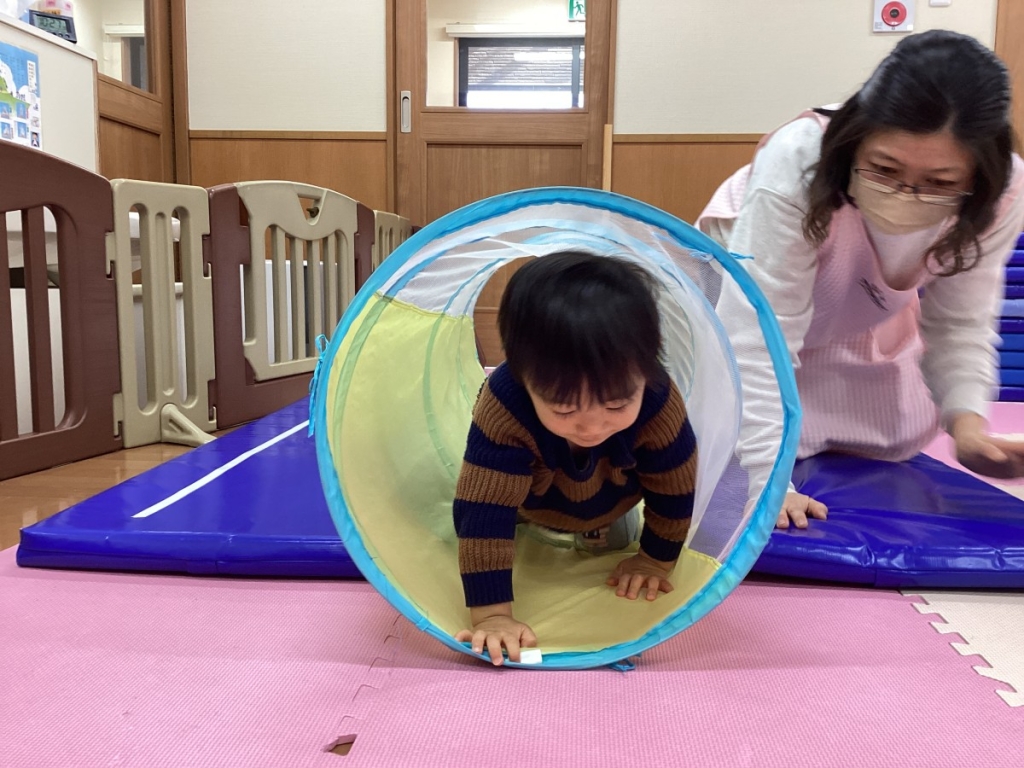 1月運動プログラムの様子(いるか・トンネル)