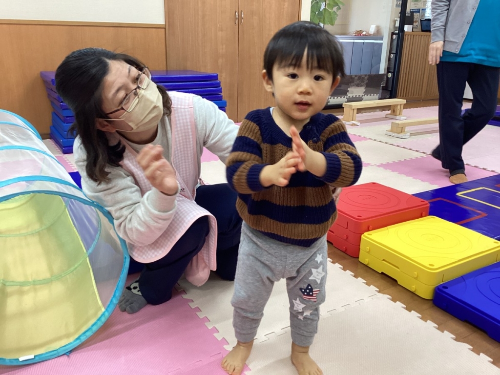 1月運動プログラムの様子(いるか・ポーズ)