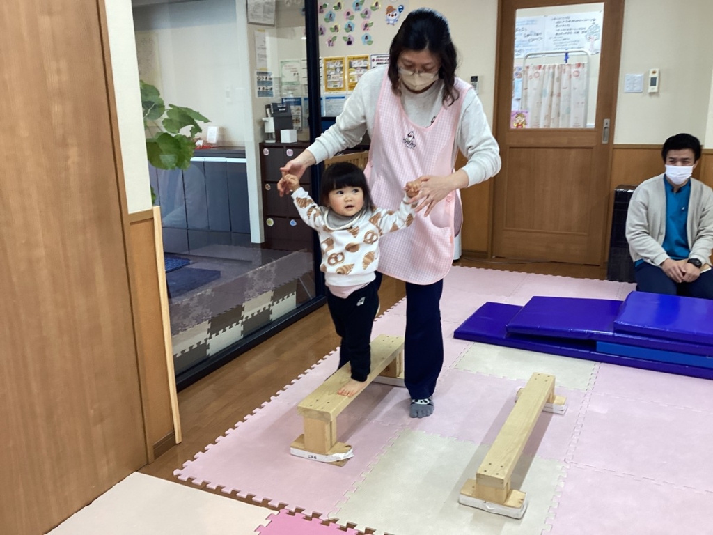 1月運動プログラムの様子(いるか・平均台)