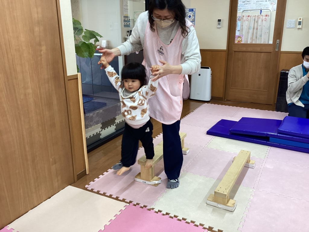 1月運動プログラムの様子(いるか・平均台)