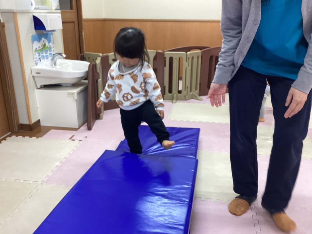1月運動プログラムの様子(いるか・マット歩行)
