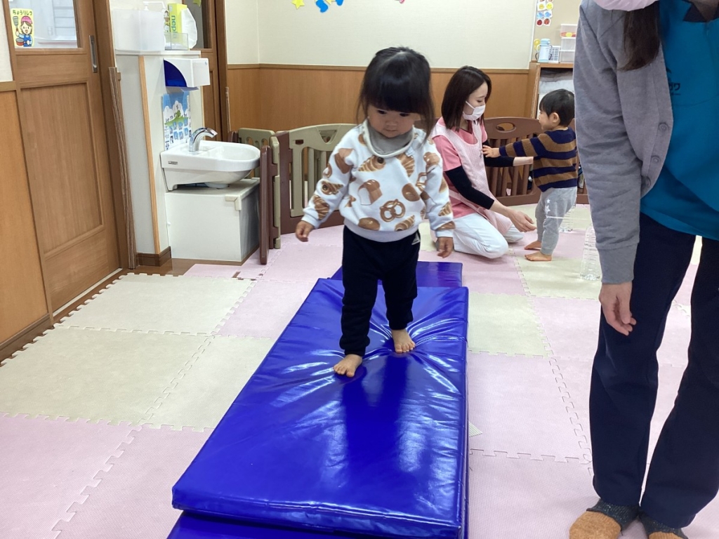 1月運動プログラムの様子(いるか・マット歩行)