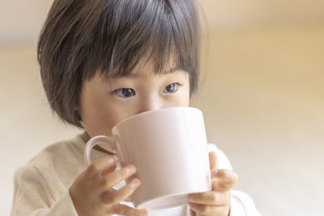 コップで水を飲む女の子②