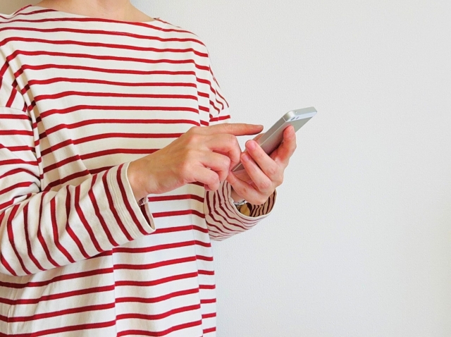 スマホを触る女性