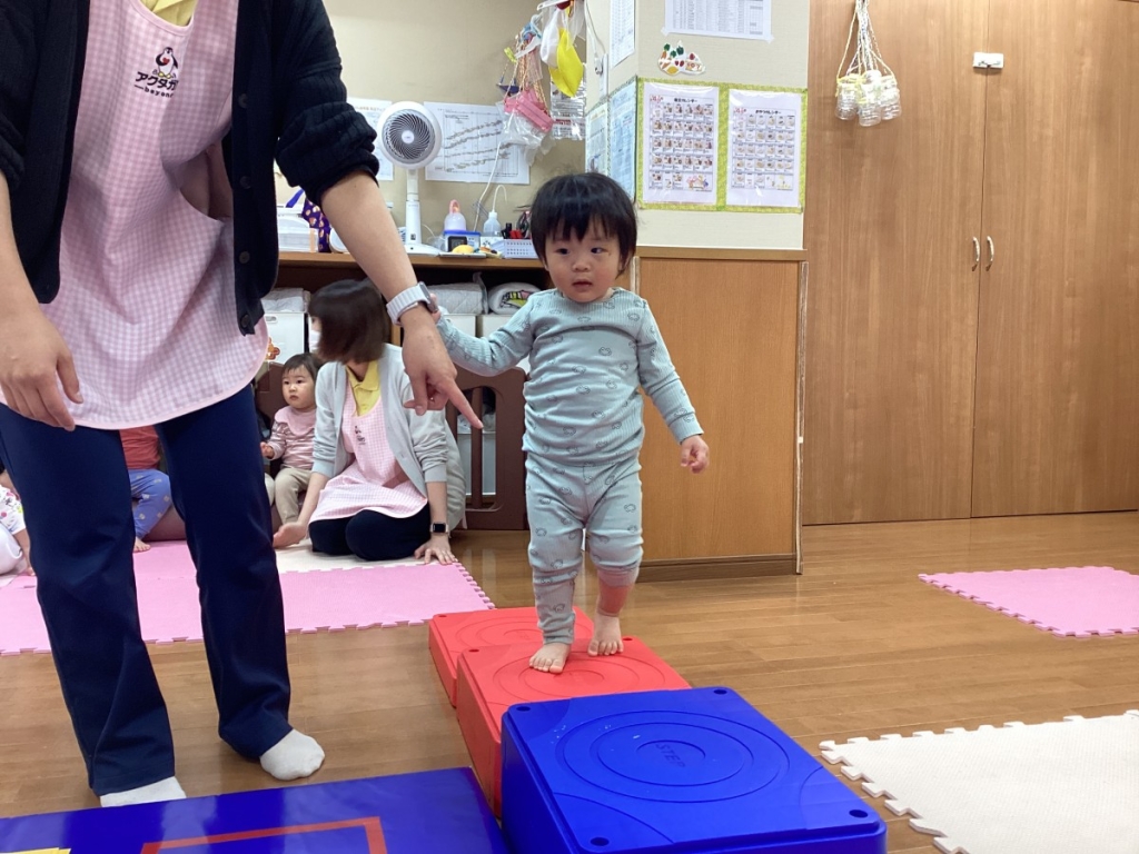 4月運動プログラムの様子(いるか・階段ブロック)