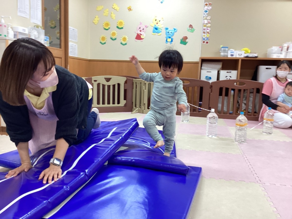 4月運動プログラムの様子(いるか・マットの山ハイハイ)