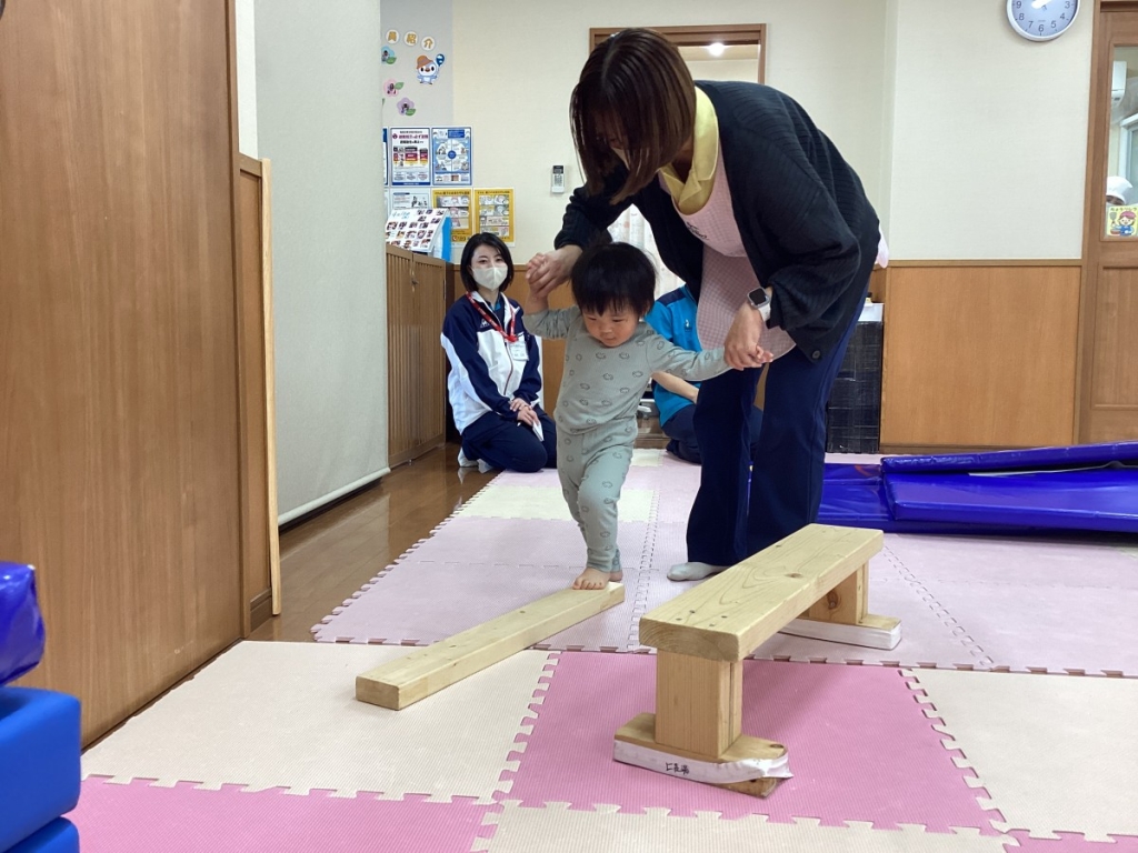 4月運動プログラムの様子(いるか・平均台)