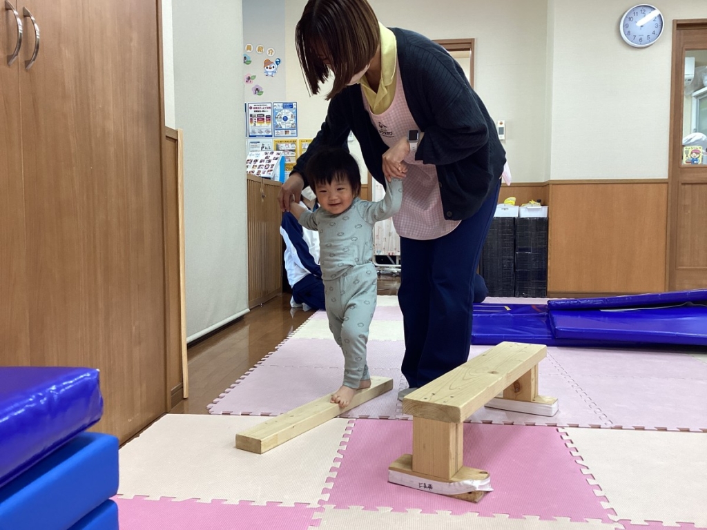 4月運動プログラムの様子(いるか・平均台)