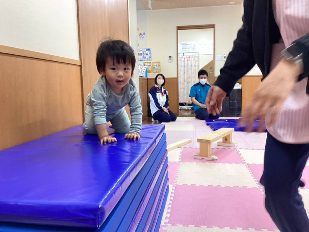 4月運動プログラムの様子(いるか・10段マット)