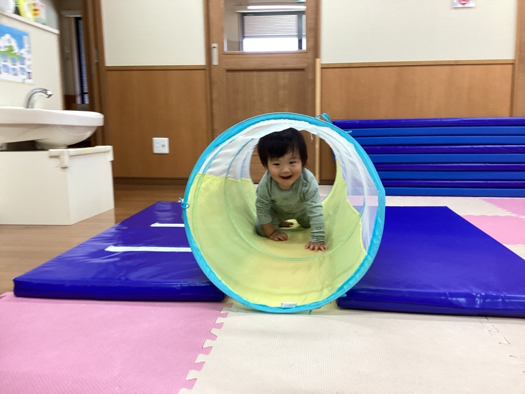 4月運動プログラムの様子(いるか・トンネル)