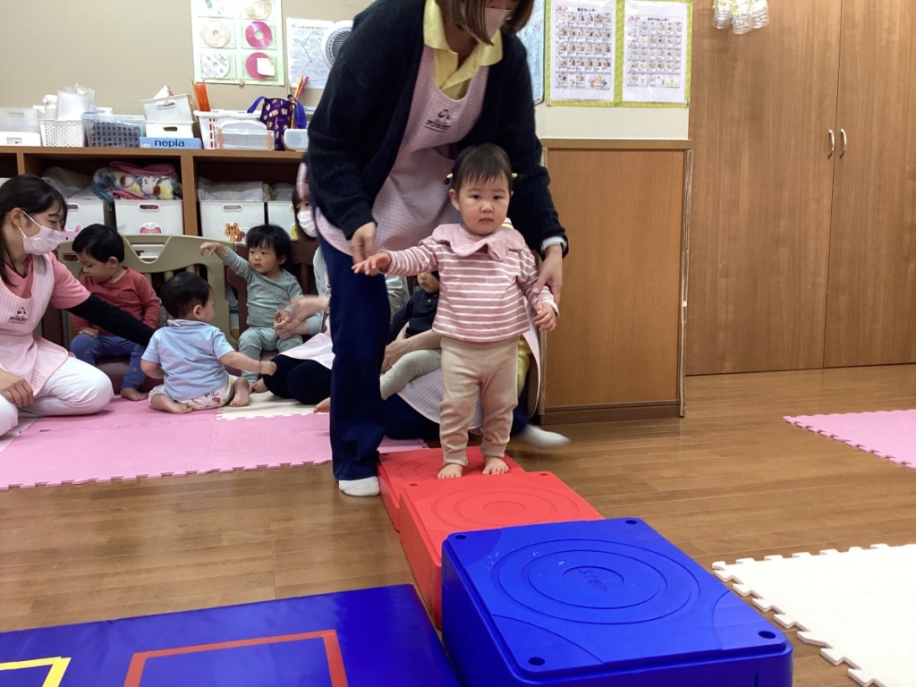 4月運動プログラムの様子(いるか・階段ブロック)