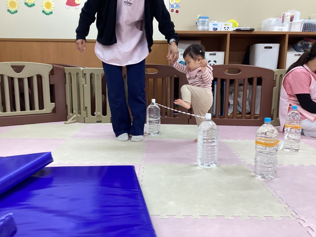 4月運動プログラムの様子(いるか・ゴム跨ぎ)