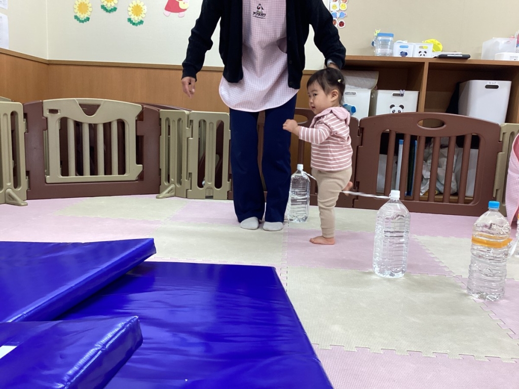 4月運動プログラムの様子(いるか・ゴム跨ぎ)