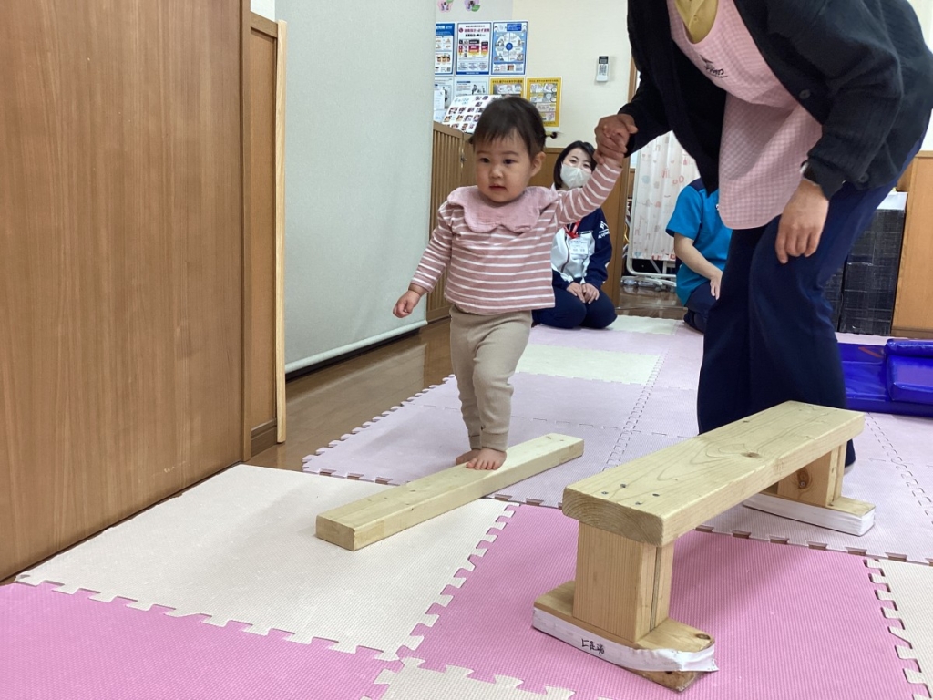 4月運動プログラムの様子(いるか・平均台)