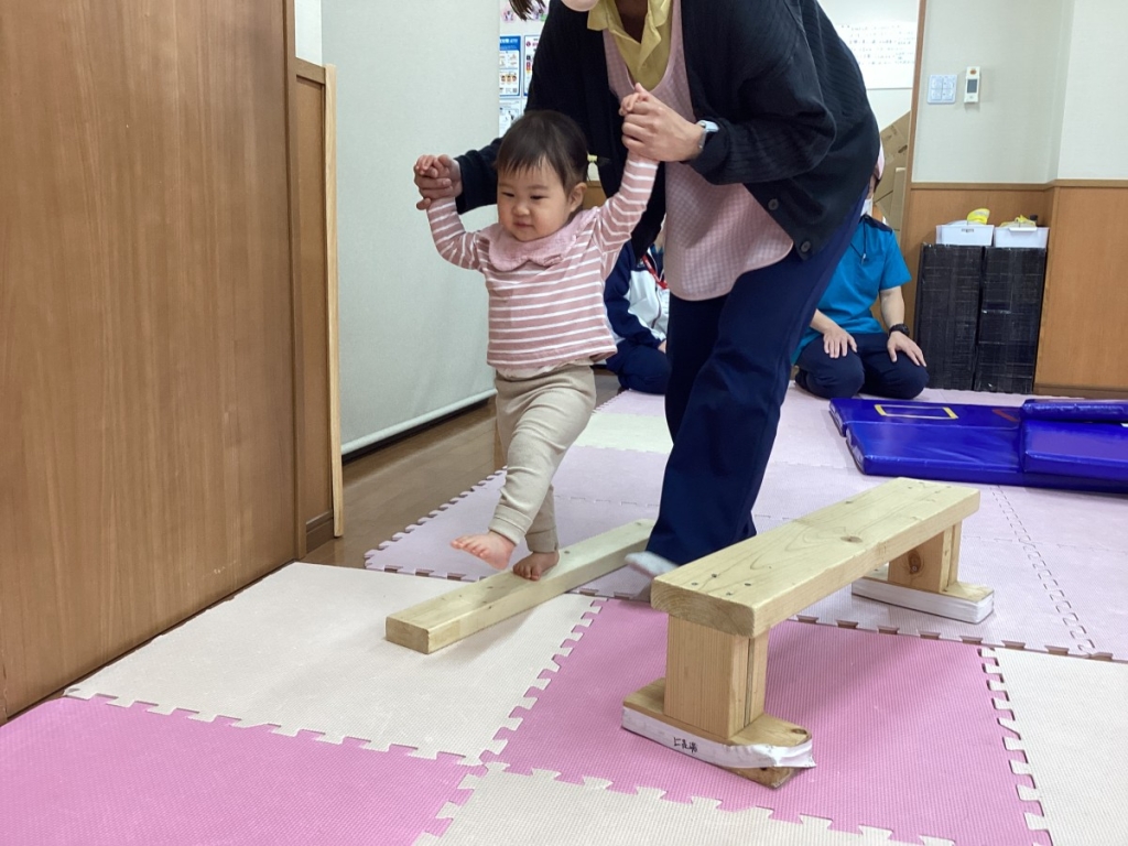 4月運動プログラムの様子(いるか・平均台)