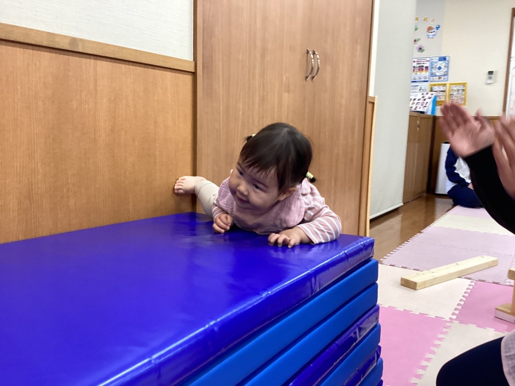 4月運動プログラムの様子(いるか・10段マット)