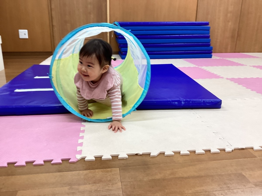 4月運動プログラムの様子(いるか・トンネル)