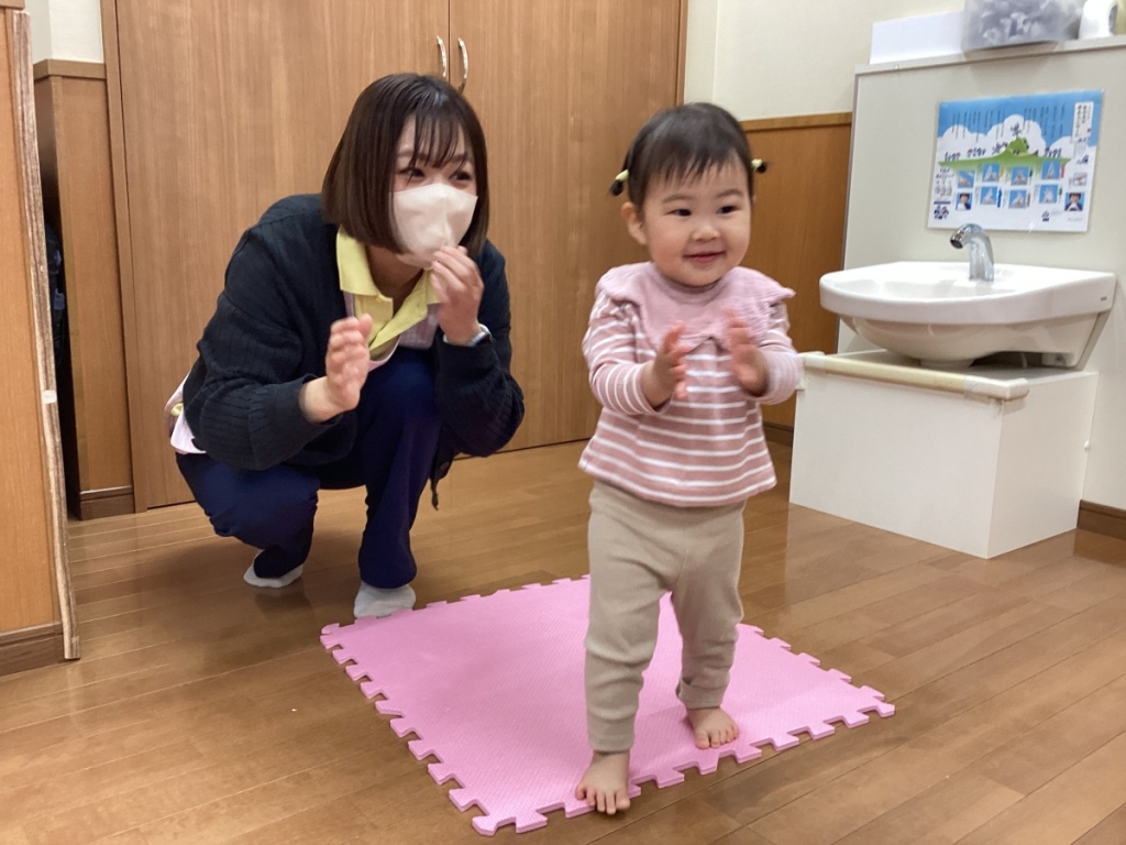 4月運動プログラムの様子(いるか・ポーズ)