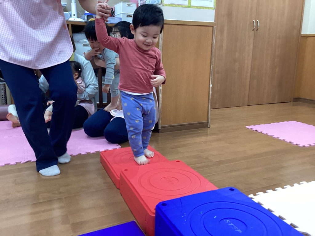 4月運動プログラムの様子(いるか・階段ブロック)