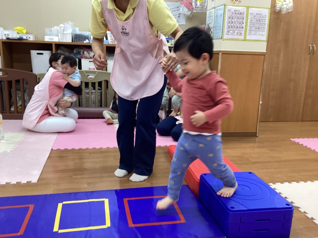 4月運動プログラムの様子(いるか・階段ブロック)