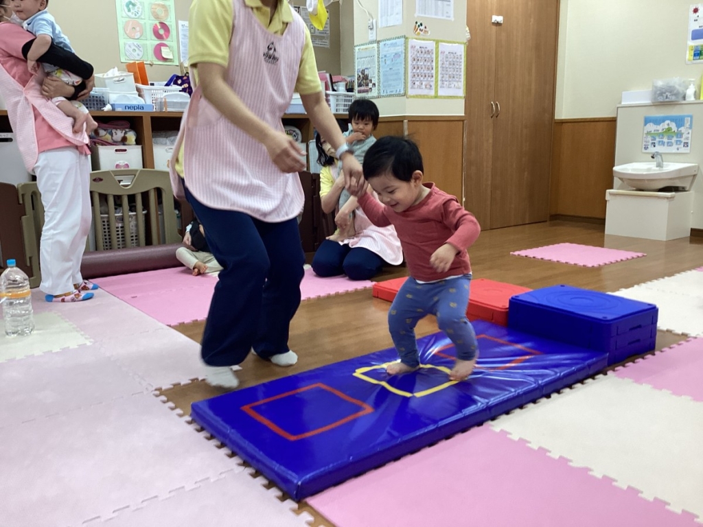 4月運動プログラムの様子(いるか・階段ブロック)