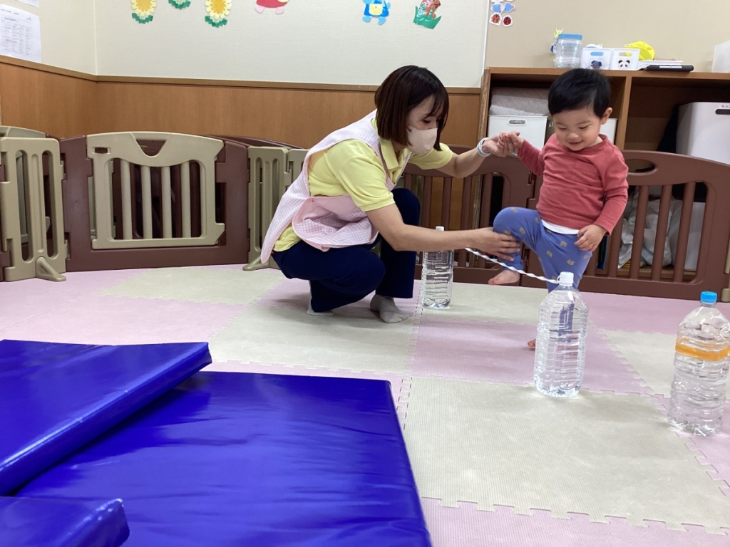 4月運動プログラムの様子(いるか・ゴム跨ぎ)