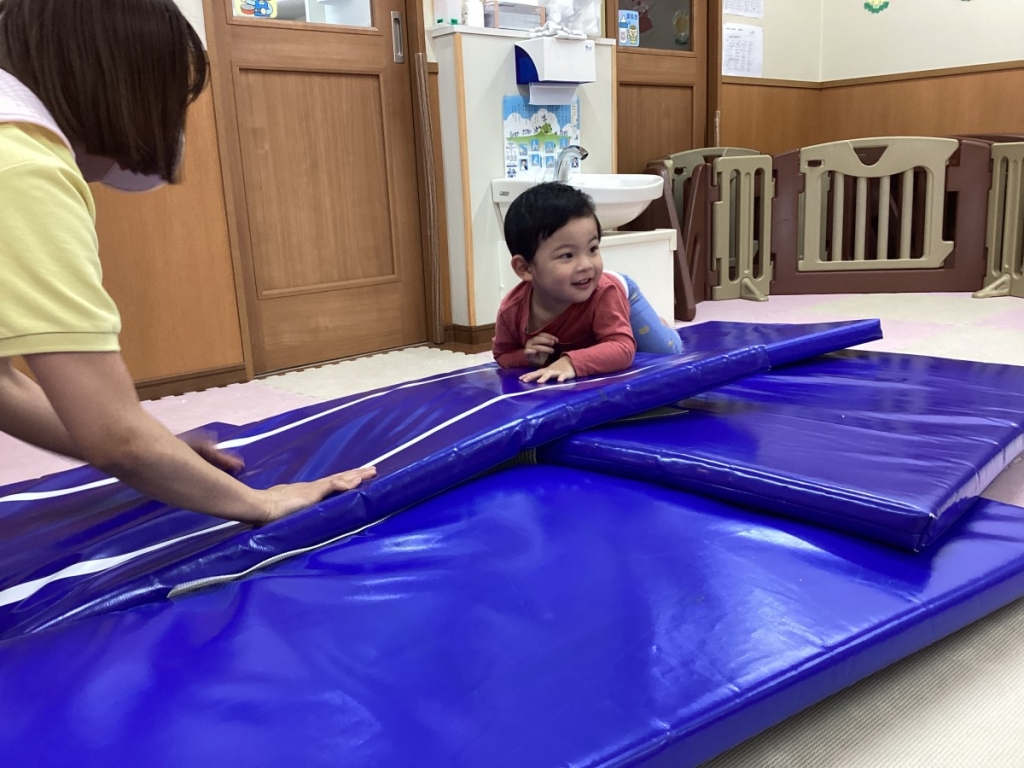 4月運動プログラムの様子(いるか・マットの山ハイハイ)