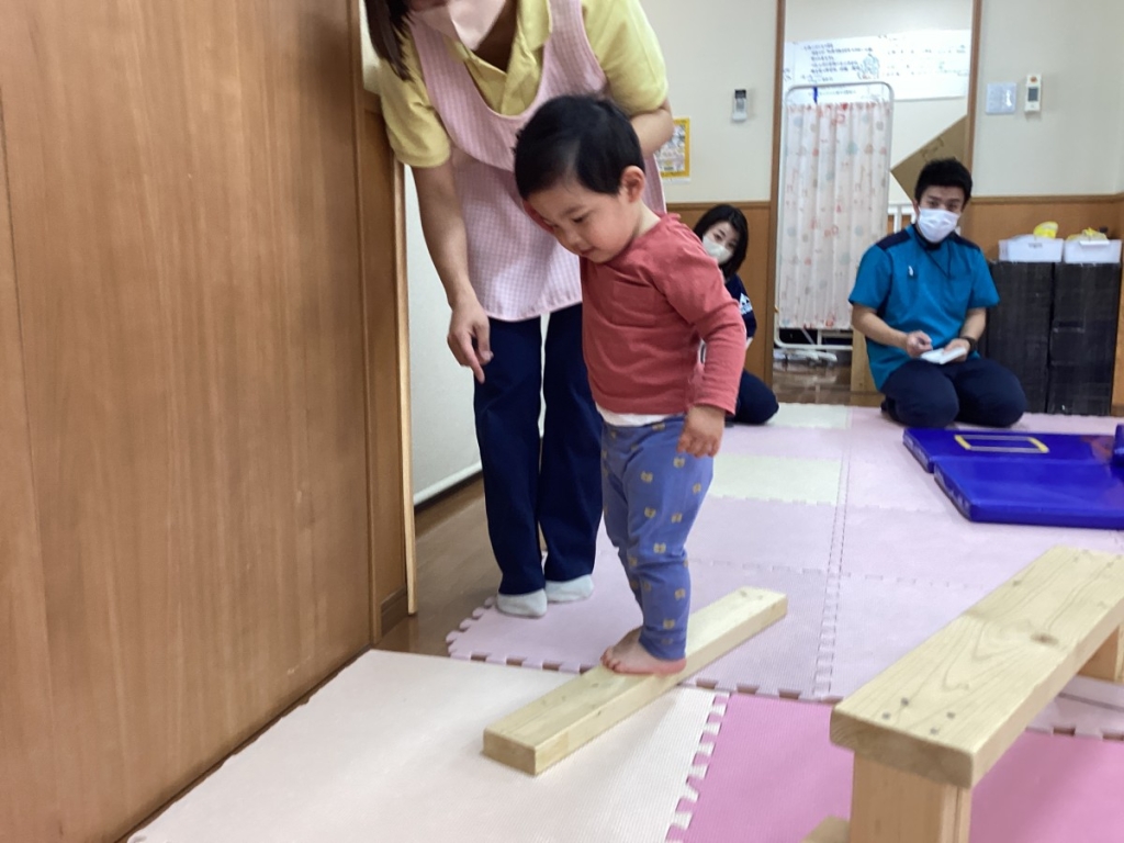 4月運動プログラムの様子(いるか・平均台)