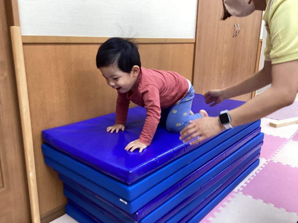 4月運動プログラムの様子(いるか・10段マット)