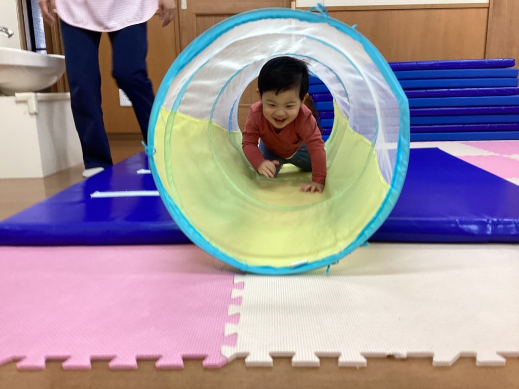 4月運動プログラムの様子(いるか・トンネル)