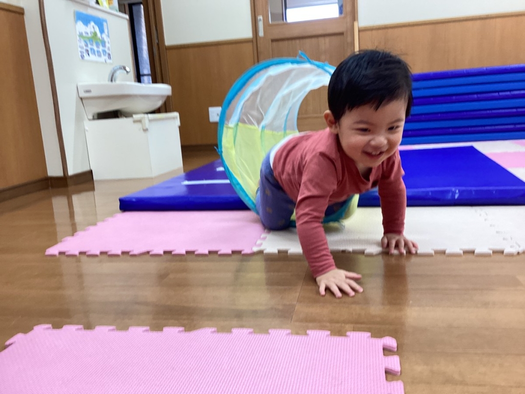 4月運動プログラムの様子(いるか・トンネル)