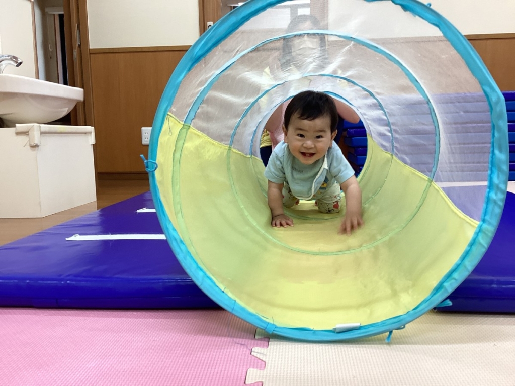 4月運動プログラムの様子(らっこ・トンネル)