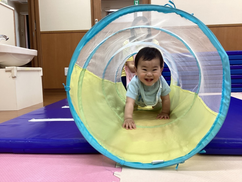 4月運動プログラムの様子(らっこ・トンネル)