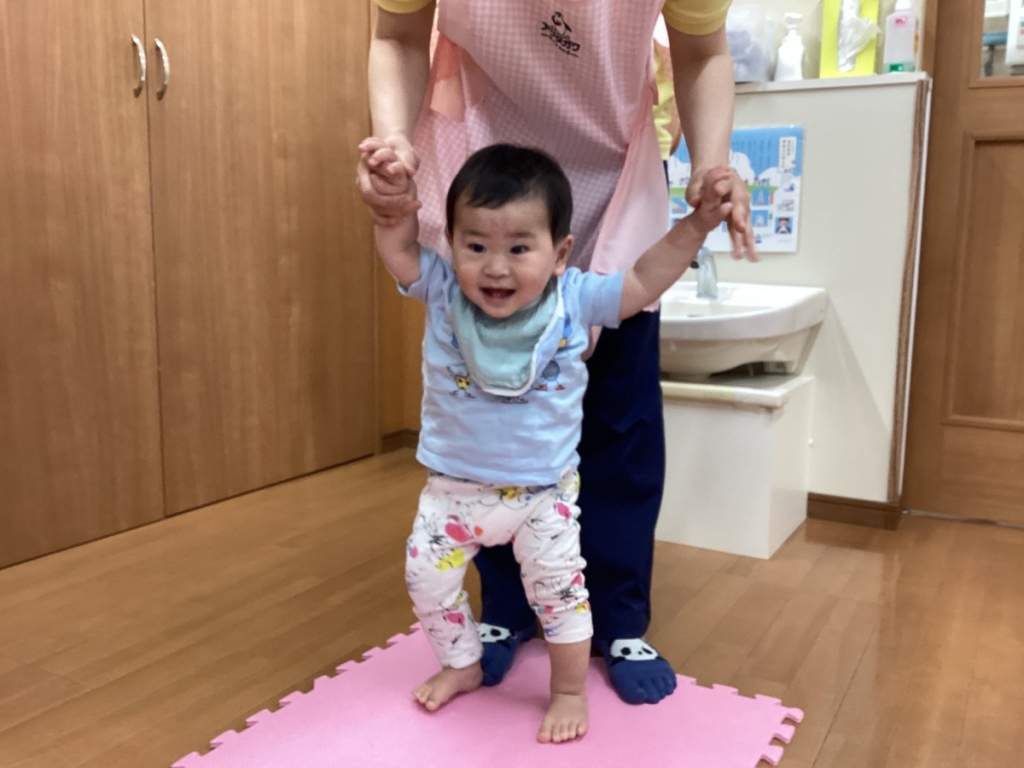 4月運動プログラムの様子(らっこ・ポーズ)